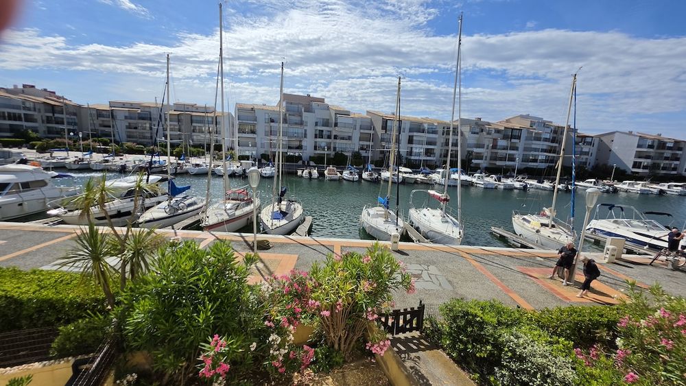 LE CAP D'AGDE - Situé sur la pointe SUD/EST de l'Île des pêcheurs: 1er étage appartement VENDU AVEC PARKING PRIVE.