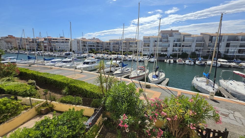LE CAP D'AGDE - Situé sur la pointe SUD/EST de l'Île des pêcheurs: 1er étage appartement VENDU AVEC PARKING PRIVE.