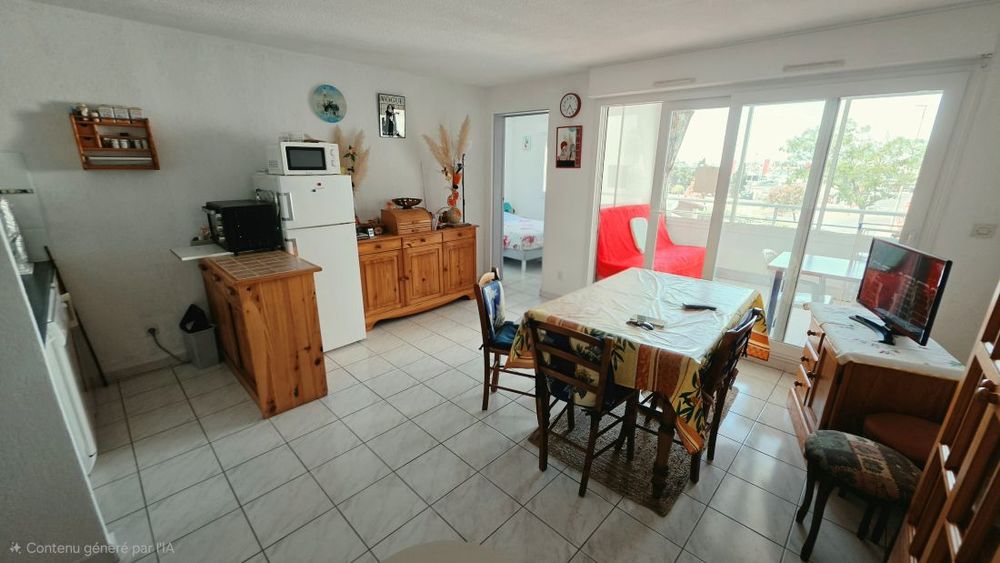 LE CAP D'AGDE : Situé à proximité des falaises et Grande conque, accès port à pied. Appartement T2- cabine avec GARAGE couvert..