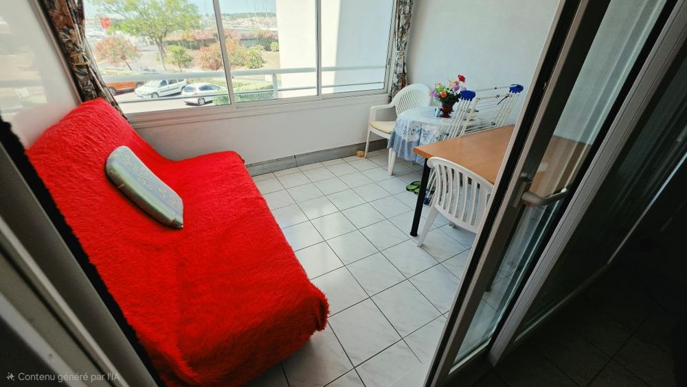 LE CAP D'AGDE : Situé à proximité des falaises et Grande conque, accès port à pied. Appartement T2- cabine avec GARAGE couvert..