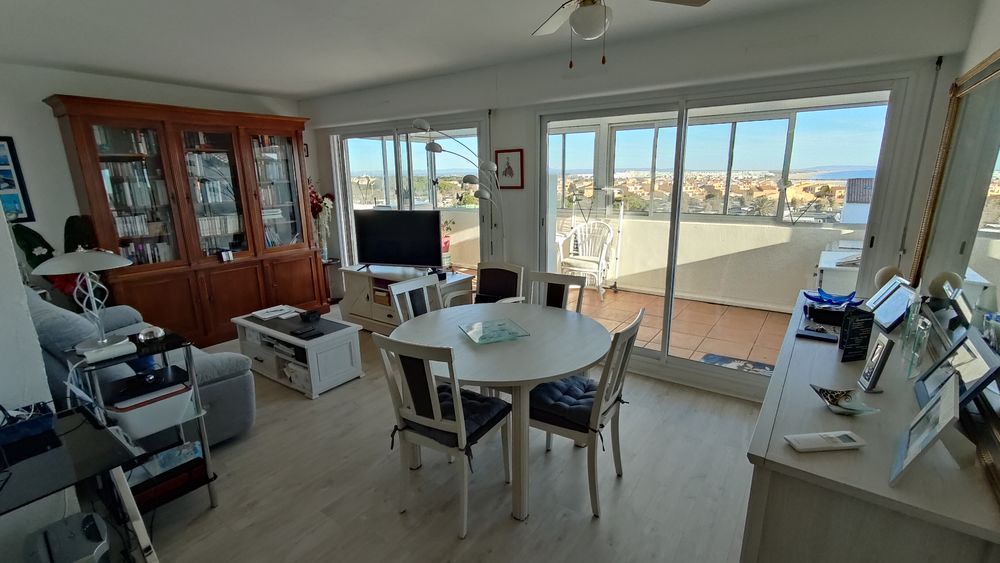 LE CAP D'AGDE:, secteur Plage du môle, Vue dégagée + mer, résidence sécurisée ravalée en 2023, appartement 3 pièces / dernier étage avec ascenseur + combles.