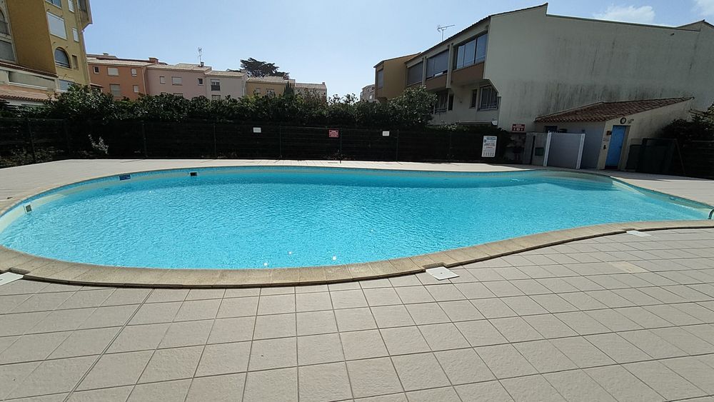 Le Cap d'Agde - Secteur FALAISES, Appartement 2 pièces + loggia vitrée. Résidence avec ascenseur, piscine. Parking privatif.