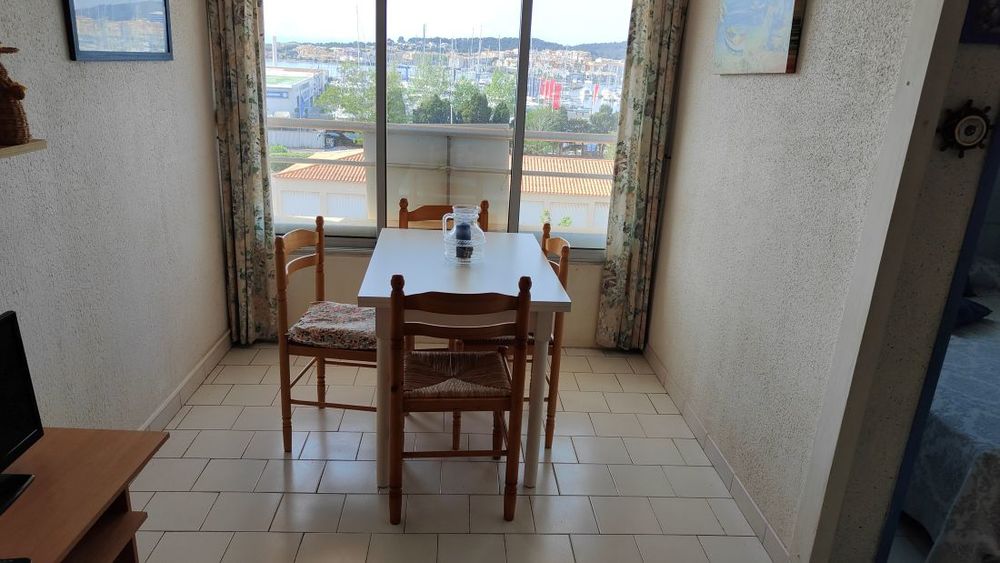 Le Cap d'Agde - Secteur FALAISES, Appartement 2 pièces + loggia vitrée. Résidence avec ascenseur, piscine. Parking privatif.