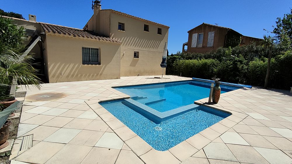 LE CAP D'AGDE : QUARTIER RECHERCHE - Pinède, proximité Maraval, villa individuelle sur 634 m² de terrain clos, piscine chauffée, jacuzzi et dépendance.