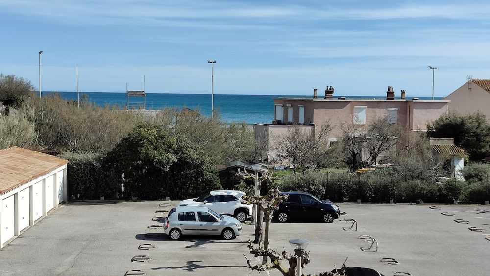 LE CAP D'AGDE : Secteur Avant Port, à 100 mètre de la plagette, (vue mer), appartement T3 + cellier, traversant et entièrement rénové