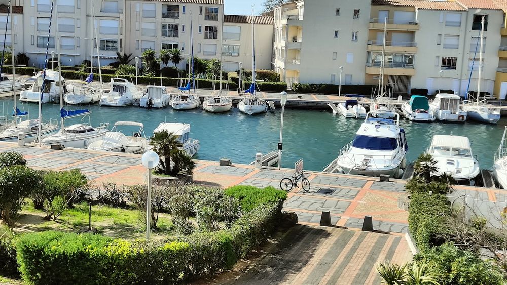 LE CAP D'AGDE : Secteur Avant Port, à 100 mètre de la plagette, (vue mer), appartement T3 + cellier, traversant et entièrement rénové