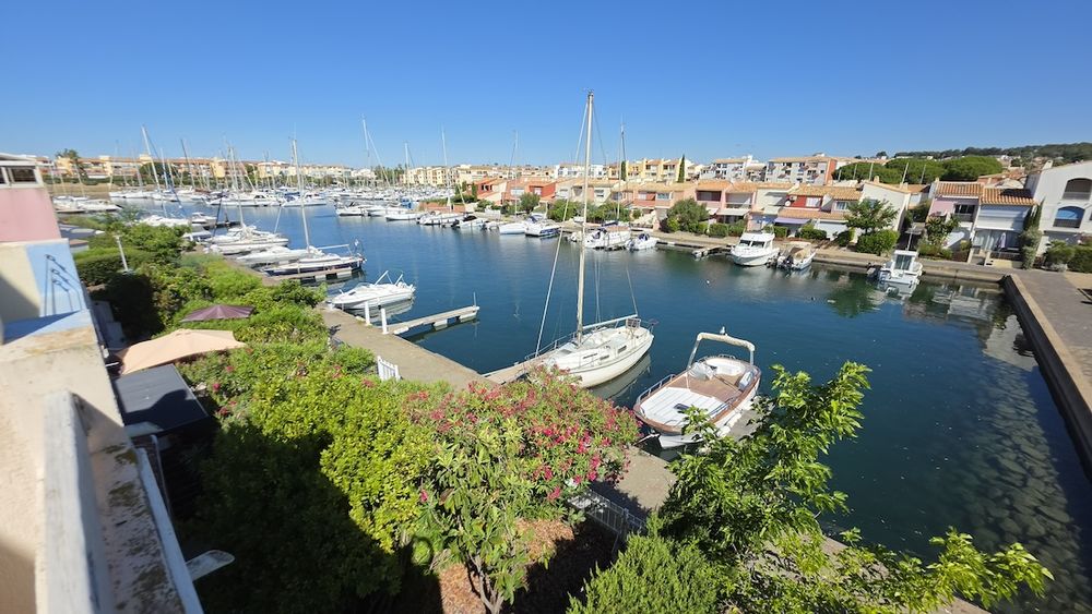 LE CAP D'AGDE: ÎLE DES MARINAS: Situé dans une résidence sécurisée avec sa plage privée, Appartement situé au 2 ème et dernier étage.