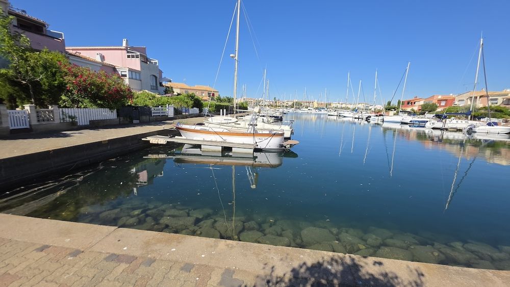 LE CAP D'AGDE: ÎLE DES MARINAS: Situé dans une résidence sécurisée avec sa plage privée, Appartement situé au 2 ème et dernier étage.