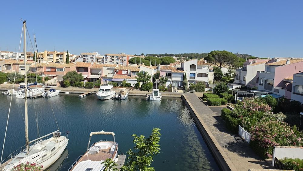 LE CAP D'AGDE: ÎLE DES MARINAS: Situé dans une résidence sécurisée avec sa plage privée, Appartement situé au 2 ème et dernier étage.