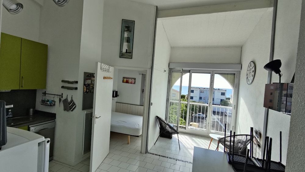 LE CAP D'AGDE: LES FALAISES: VUE MER ! Situé dans une rue en impasse, 100m de la plage de la Grande Conque, Appartement de 2 pièces principale + mezzanine haute.