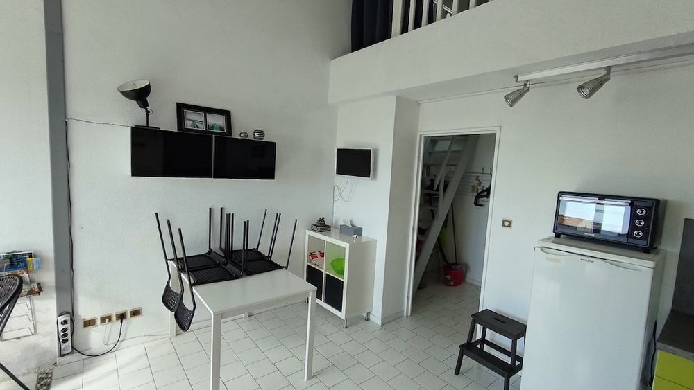 LE CAP D'AGDE: LES FALAISES: VUE MER ! Situé dans une rue en impasse, 100m de la plage de la Grande Conque, Appartement de 2 pièces principale + mezzanine haute.