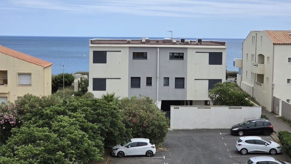 LE CAP D'AGDE: LES FALAISES: VUE MER ! Situé dans une rue en impasse, 100m de la plage de la Grande Conque, Appartement de 2 pièces principale + mezzanine haute.