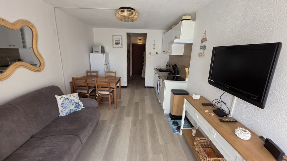 LE CAP D' AGDE: Résidence située à proximité de la plage du Môle: 1 er étage, appartement de style STUDIO-CABINE + LOGGIA, (rénové en 2025).
