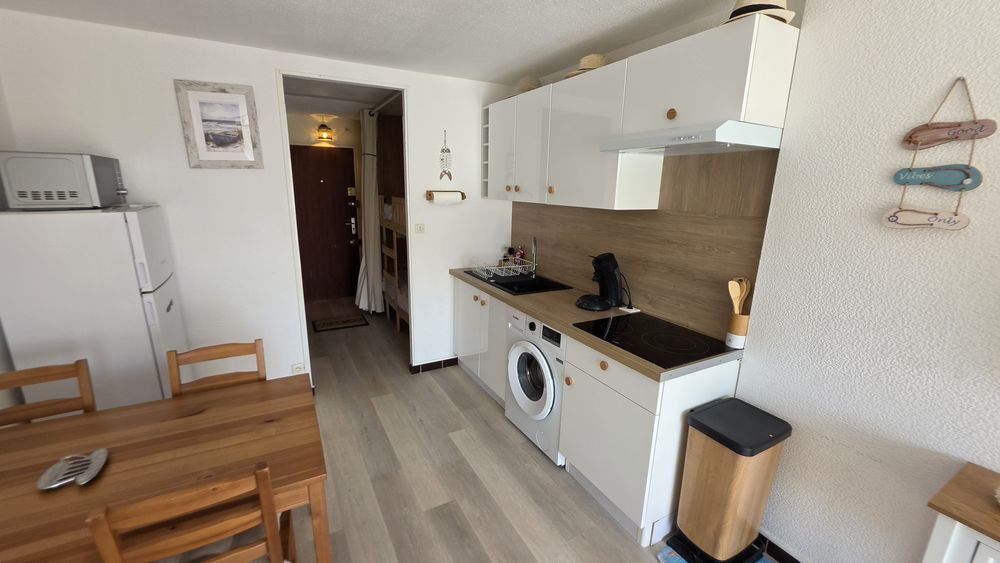 LE CAP D' AGDE: Résidence située à proximité de la plage du Môle: 1 er étage, appartement de style STUDIO-CABINE + LOGGIA, (rénové en 2025).