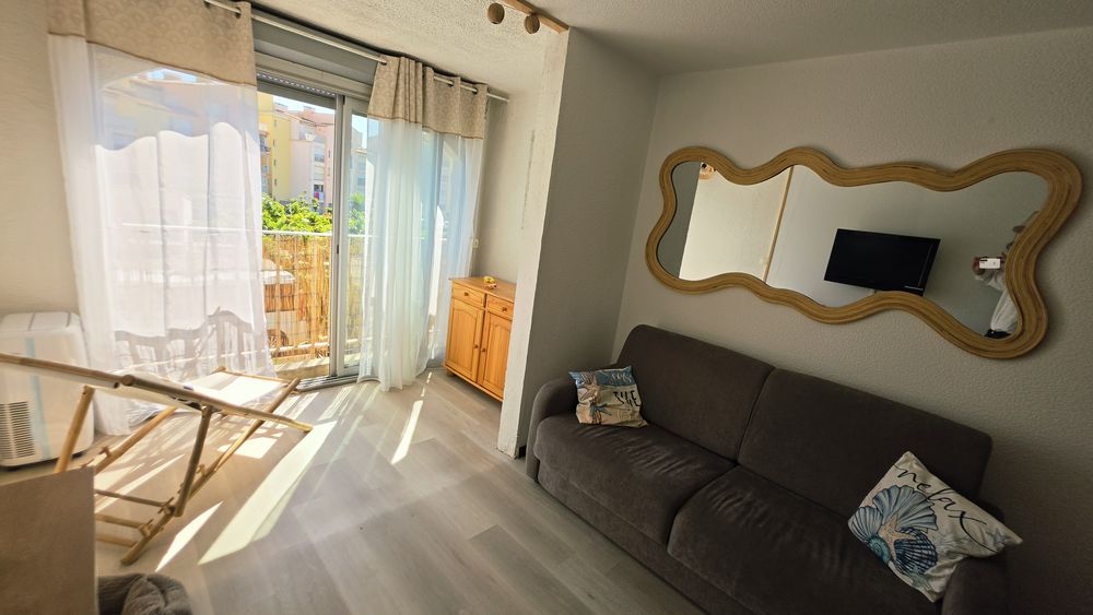 LE CAP D' AGDE: Résidence située à proximité de la plage du Môle: 1 er étage, appartement de style STUDIO-CABINE + LOGGIA, (rénové en 2025).