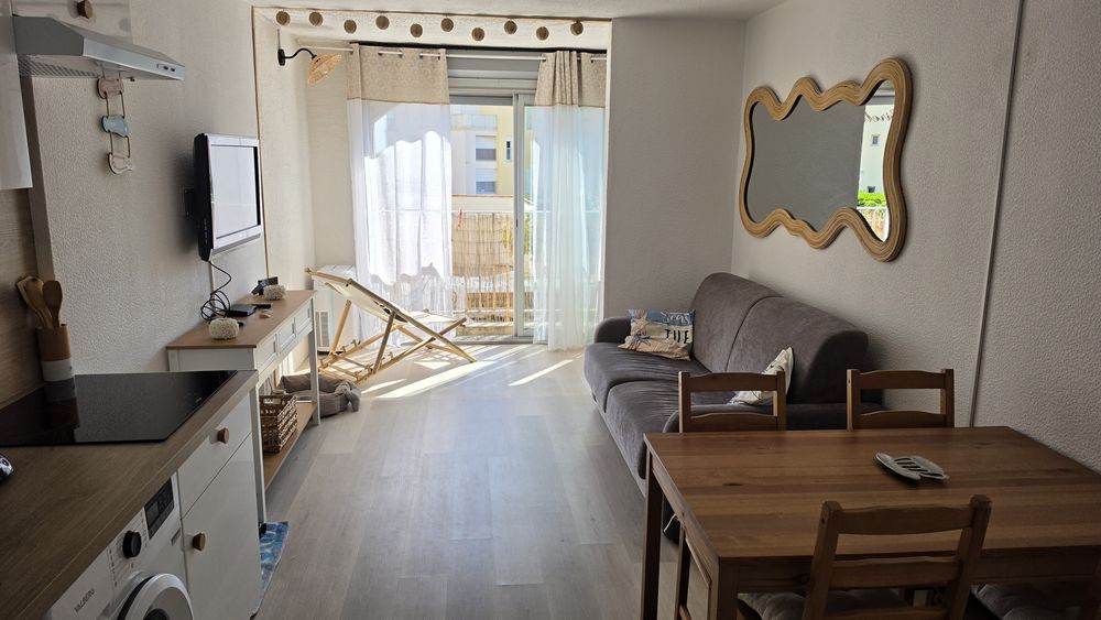 LE CAP D' AGDE: Résidence située à proximité de la plage du Môle: 1 er étage, appartement de style STUDIO-CABINE + LOGGIA, (rénové en 2025).