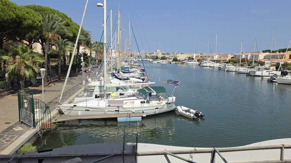 LE CAP D'AGDE: Situé à proximité du quai Malfato / Île des marinas: Studio meublé avec loggia vitrée.