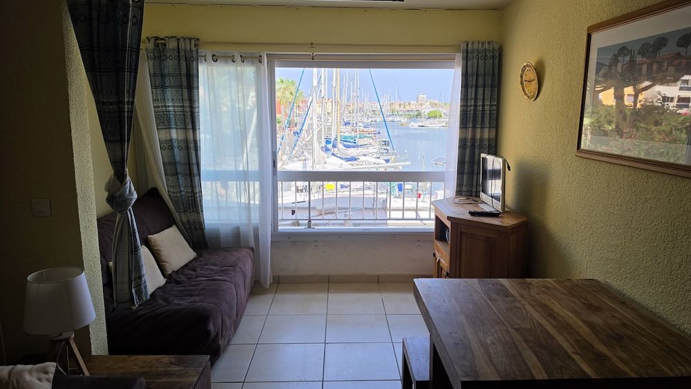 LE CAP D'AGDE: Situé à proximité du quai Malfato / Île des marinas: Studio meublé avec loggia vitrée.