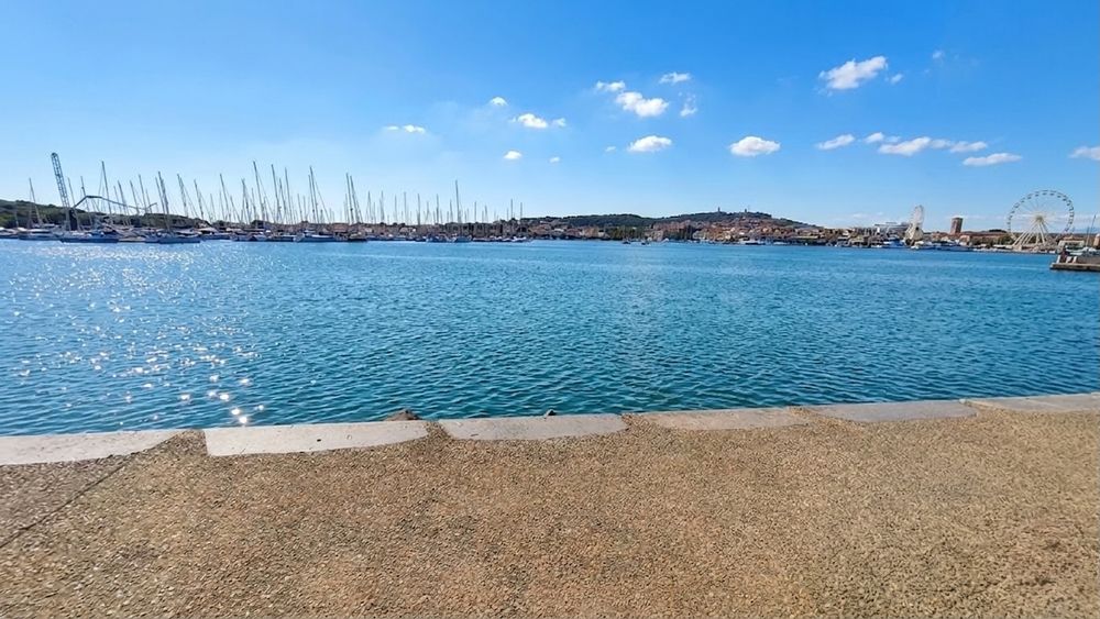 LE CAP D'AGDE : ÎLE DES PÊCHEURS: Situé face au port, appartement DUPLEX donnant sur le quai, composé de deux niveaux.