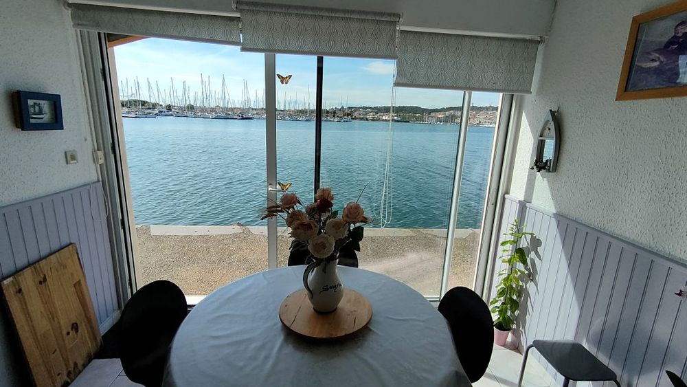 LE CAP D'AGDE : ÎLE DES PÊCHEURS: Situé face au port, appartement DUPLEX donnant sur le quai, composé de deux niveaux.