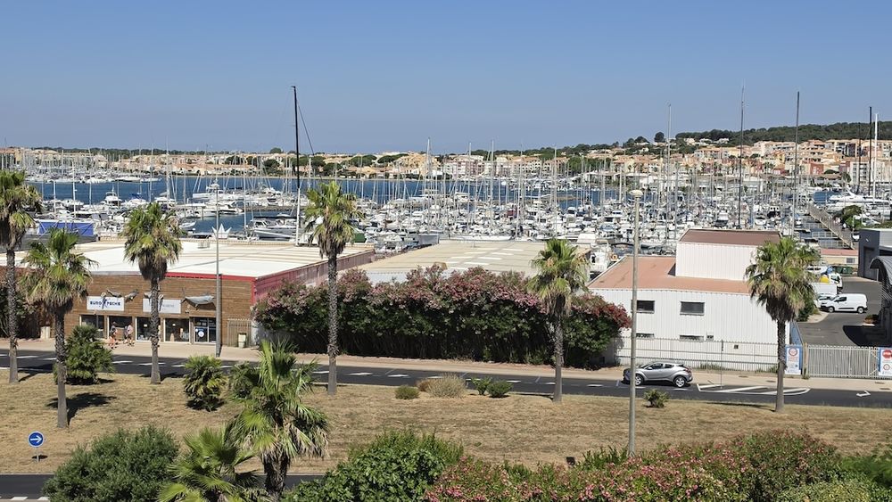 LE CAP D'AGDE -Situé à proximité du port et des falaises, appartement 2 pièces de 29.5m² + Loggia exposé vitrée de 5.75m² - Rénové et climatisé.