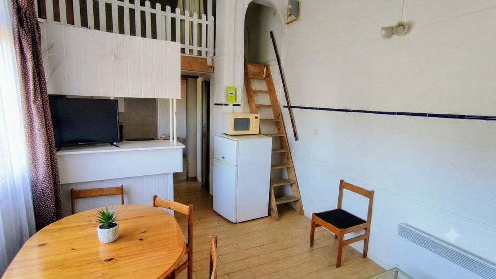 LE CAP D'AGDE: Secteur Falaises, à proximité du port et de la plage du môle (accès par la passerelle), appartement en rez de chaussée, 2 pièces/mezzanine.