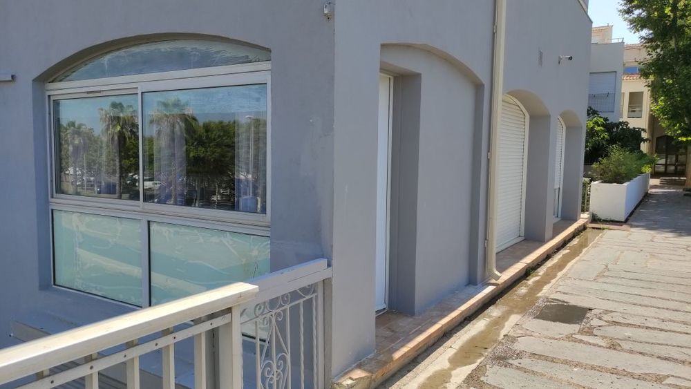 LE CAP D'AGDE: Secteur Falaises, à proximité du port et de la plage du môle (accès par la passerelle), appartement en rez de chaussée, 2 pièces/mezzanine.