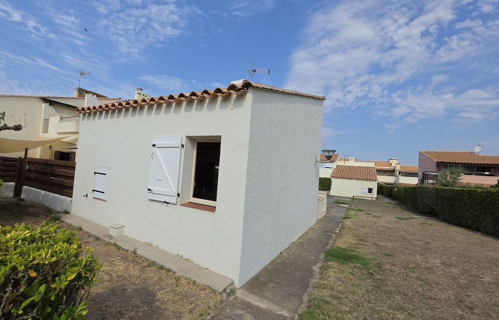 LE CAP D'AGDE : Résidence située directement aux abords de la plage de la Roquille, résidence calme de standing: Villa 4 pièces / mezzanine / 2 terrasses.