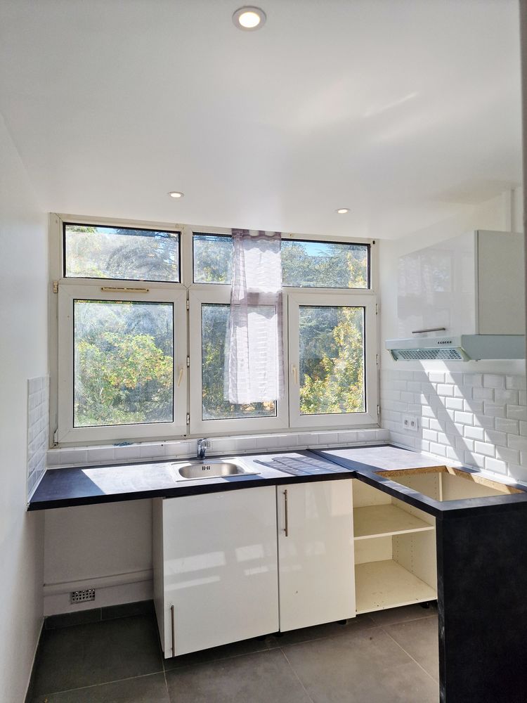 EXCLUSIVITÉ  ÉVRY-COURCOURONNES  T4 DE 83 M² RÉNOVÉ  LOGGIA FERMÉE DE 13 M²  CAVE  4E ÉTAGE AVEC ASCENSEUR