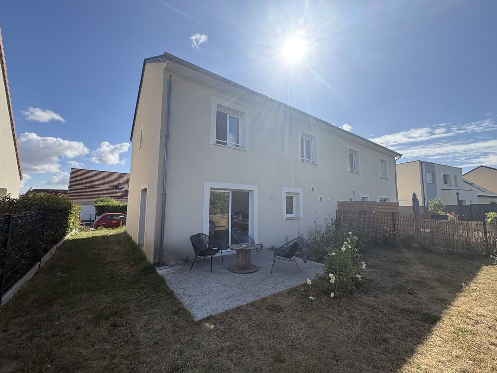 EXCLUSIVITÉ – Maison récente de 2020 avec 4 chambres, garage et terrain de 258 m²
