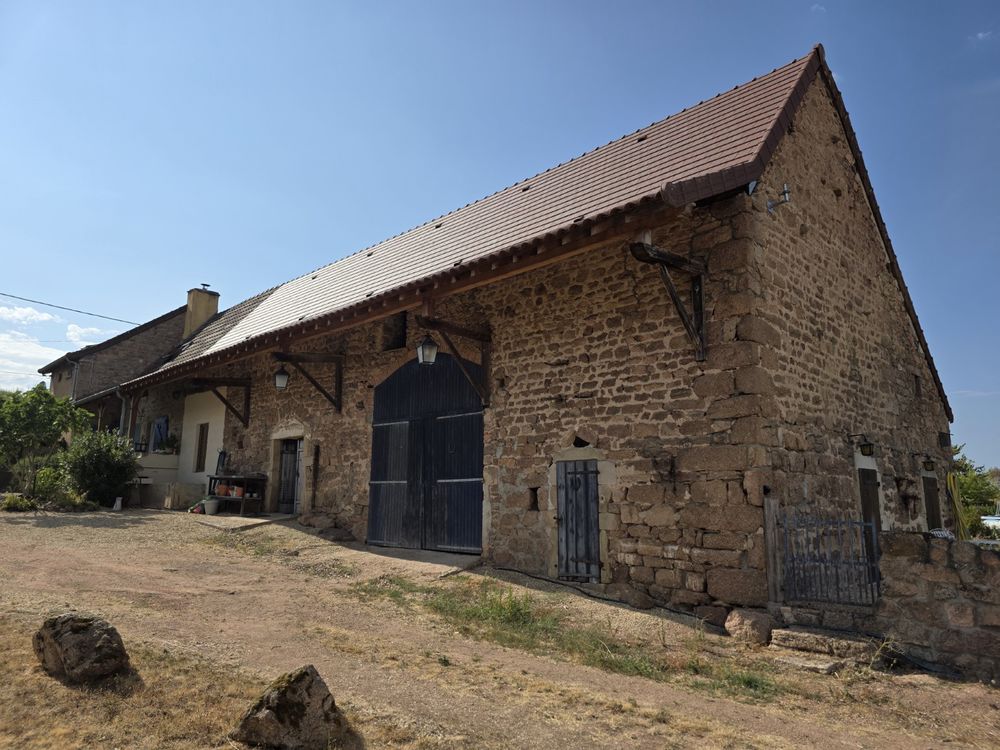 Environs Cluny. Maison de caractère. Belle situation isolée avec vue.