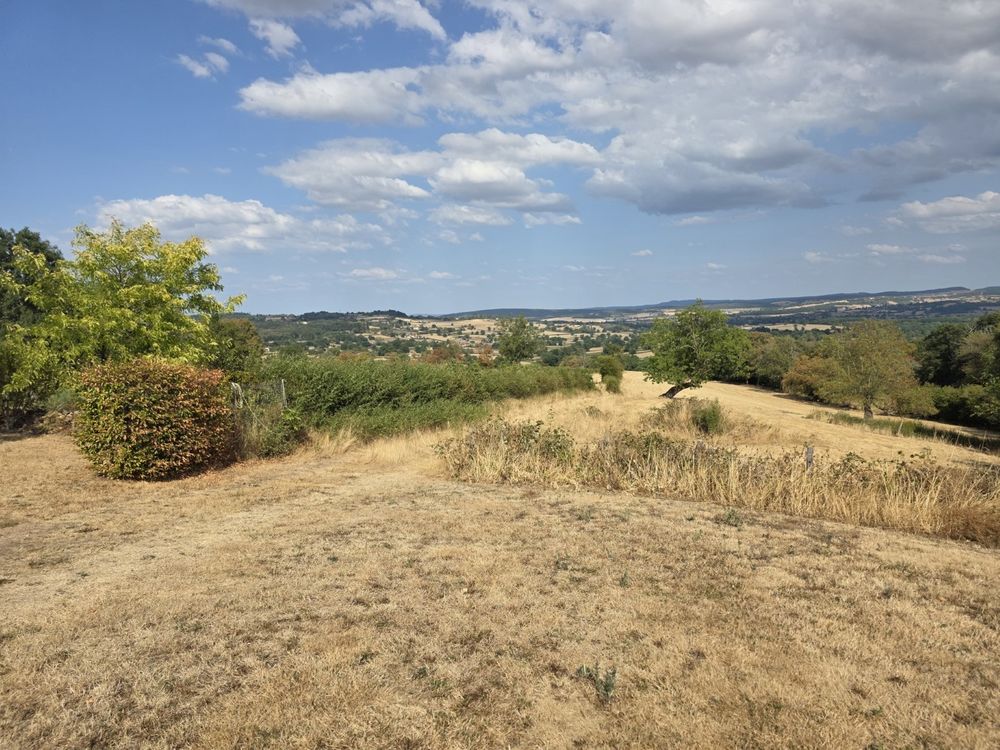 Environs Cluny. Maison de caractère. Belle situation isolée avec vue.