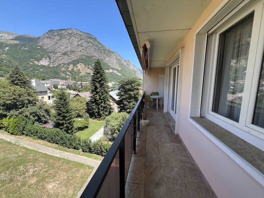 SAINT JEAN DE MAURIENNE Au coeur du quartier résidentiel des Clapeys, à proximité immédiate d'un arrête de bus, découvrez ce très agréable T4/5 de 89 m2, spacieux et lumineux, complété par une loggia fermée et par un grand balcon-terrasse carrelée équipé