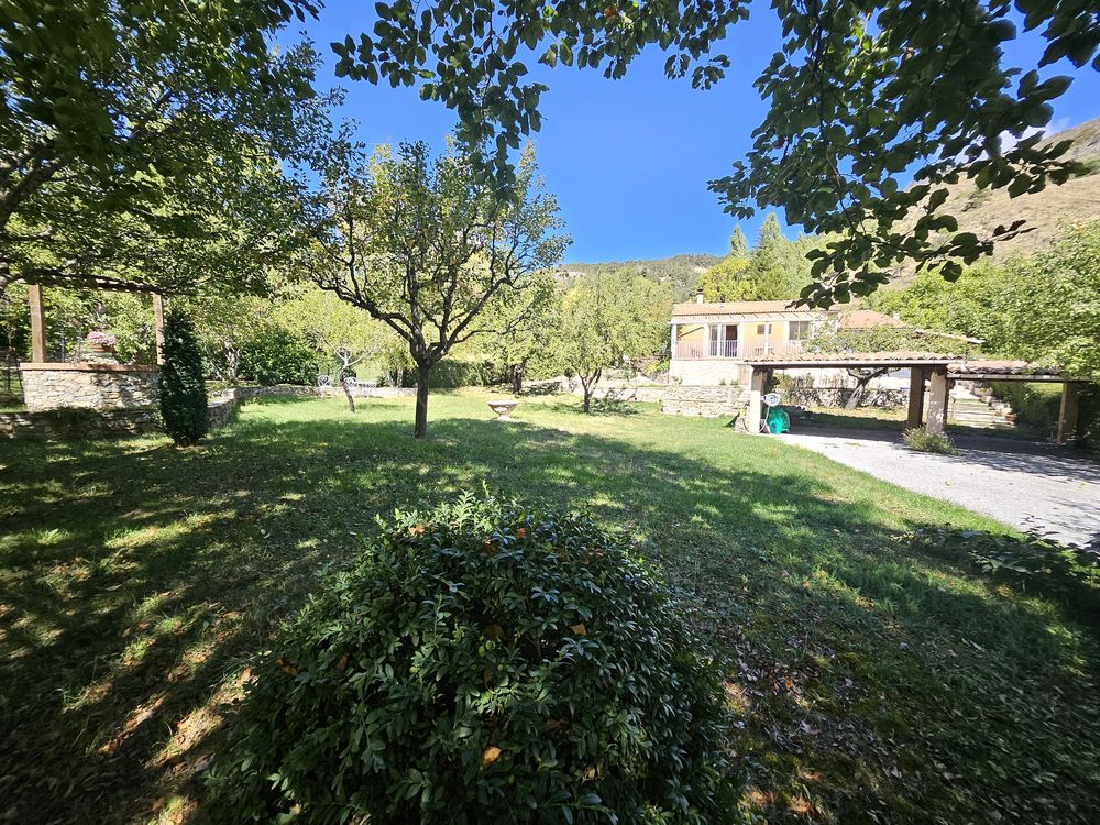 VILLA PLAIN-PIED + ANNEXES SUR TERRAIN 1870 M2 CLÔTURÉ