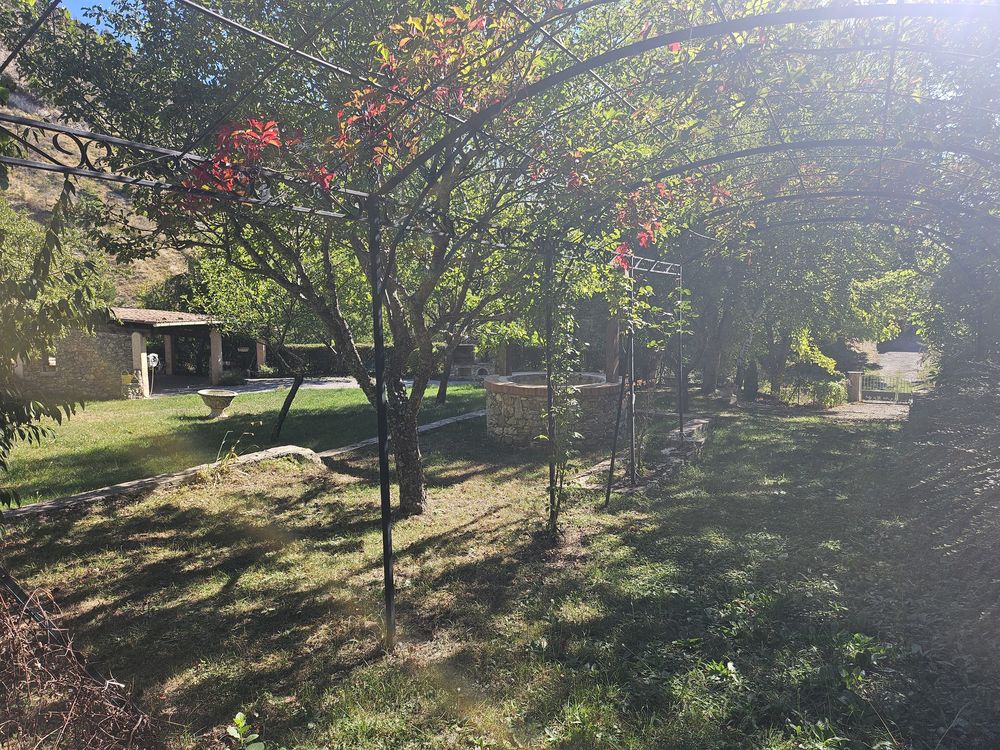 VILLA PLAIN-PIED + ANNEXES SUR TERRAIN 1870 M2 CLÔTURÉ