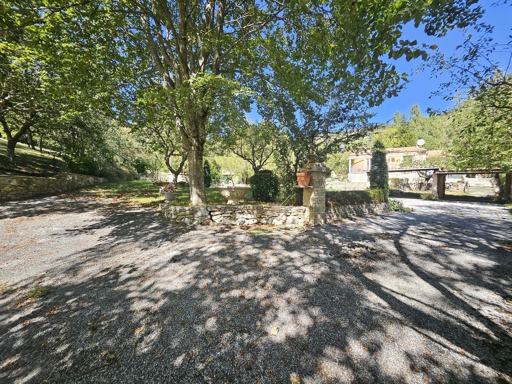 VILLA PLAIN-PIED + ANNEXES SUR TERRAIN 1870 M2 CLÔTURÉ