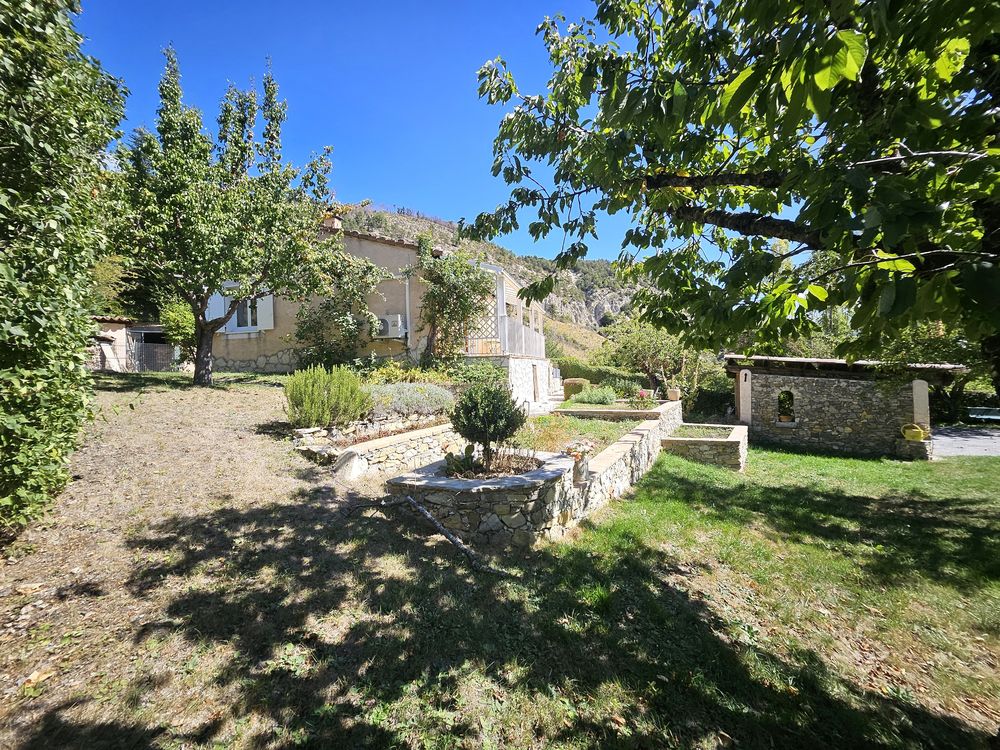 VILLA PLAIN-PIED + ANNEXES SUR TERRAIN 1870 M2 CLÔTURÉ