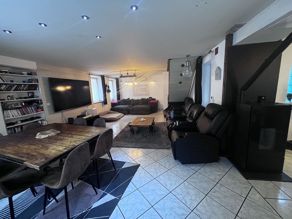 SAINT JULIEN MONTDENIS Dans charmant village situé à proximité des Stations et d'une sortie de l'A43 Découvrez cette maison entièrement rénovée avec goût d'une surface habitable de 164 m2 ouvrant sur une agréable terrasse au calme, qui bénéficie en outre
