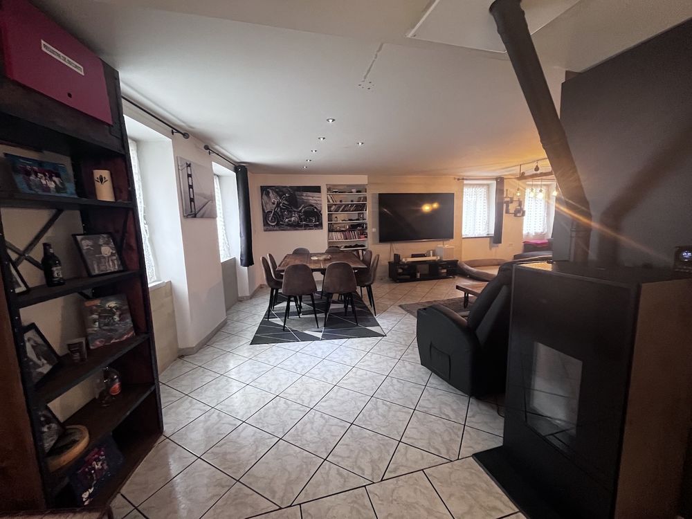 SAINT JULIEN MONTDENIS Dans charmant village situé à proximité des Stations et d'une sortie de l'A43 Découvrez cette maison entièrement rénovée avec goût d'une surface habitable de 164 m2 ouvrant sur une agréable terrasse au calme, qui bénéficie en outre