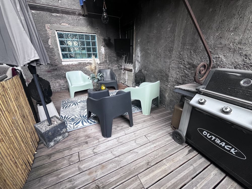 SAINT JULIEN MONTDENIS Dans charmant village situé à proximité des Stations et d'une sortie de l'A43 Découvrez cette maison entièrement rénovée avec goût d'une surface habitable de 164 m2 ouvrant sur une agréable terrasse au calme, qui bénéficie en outre