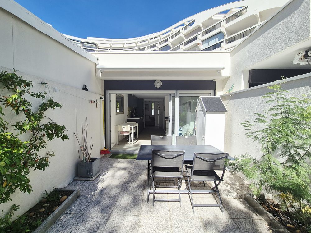 Villa en 2ème ligne avec parking en sous-sol.