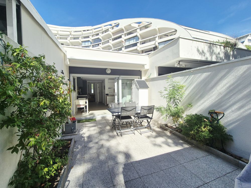 Villa en 2ème ligne avec parking en sous-sol.