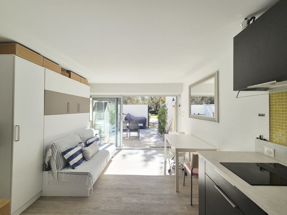 Villa en 2ème ligne avec parking en sous-sol.