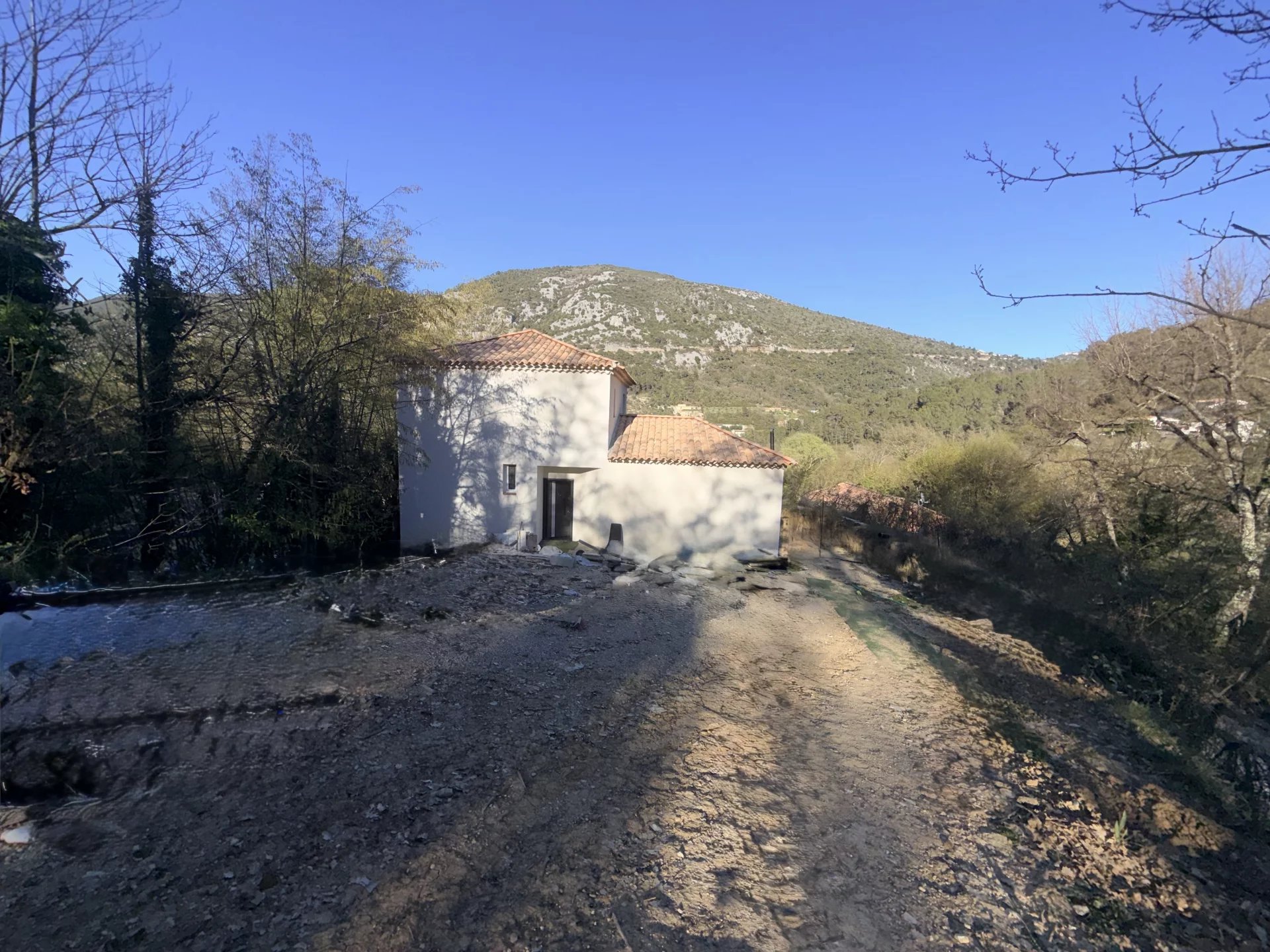 Opportunité rare à Tourrettes Levens !!!! Maison à finir avec vu