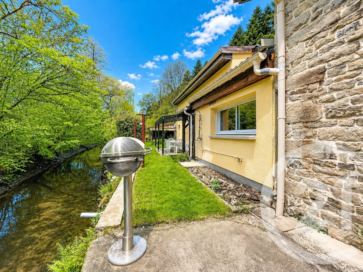 Découvrez une maison de caractère où le charme de l'anci....