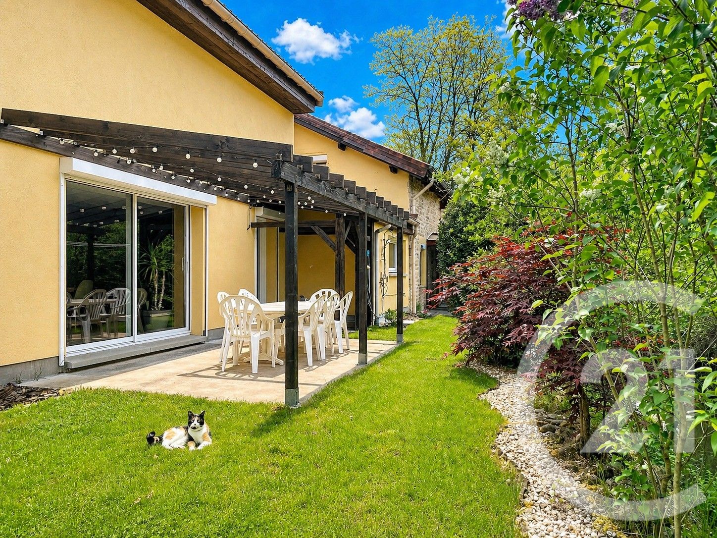 Découvrez une maison de caractère où le charme de l'anci....