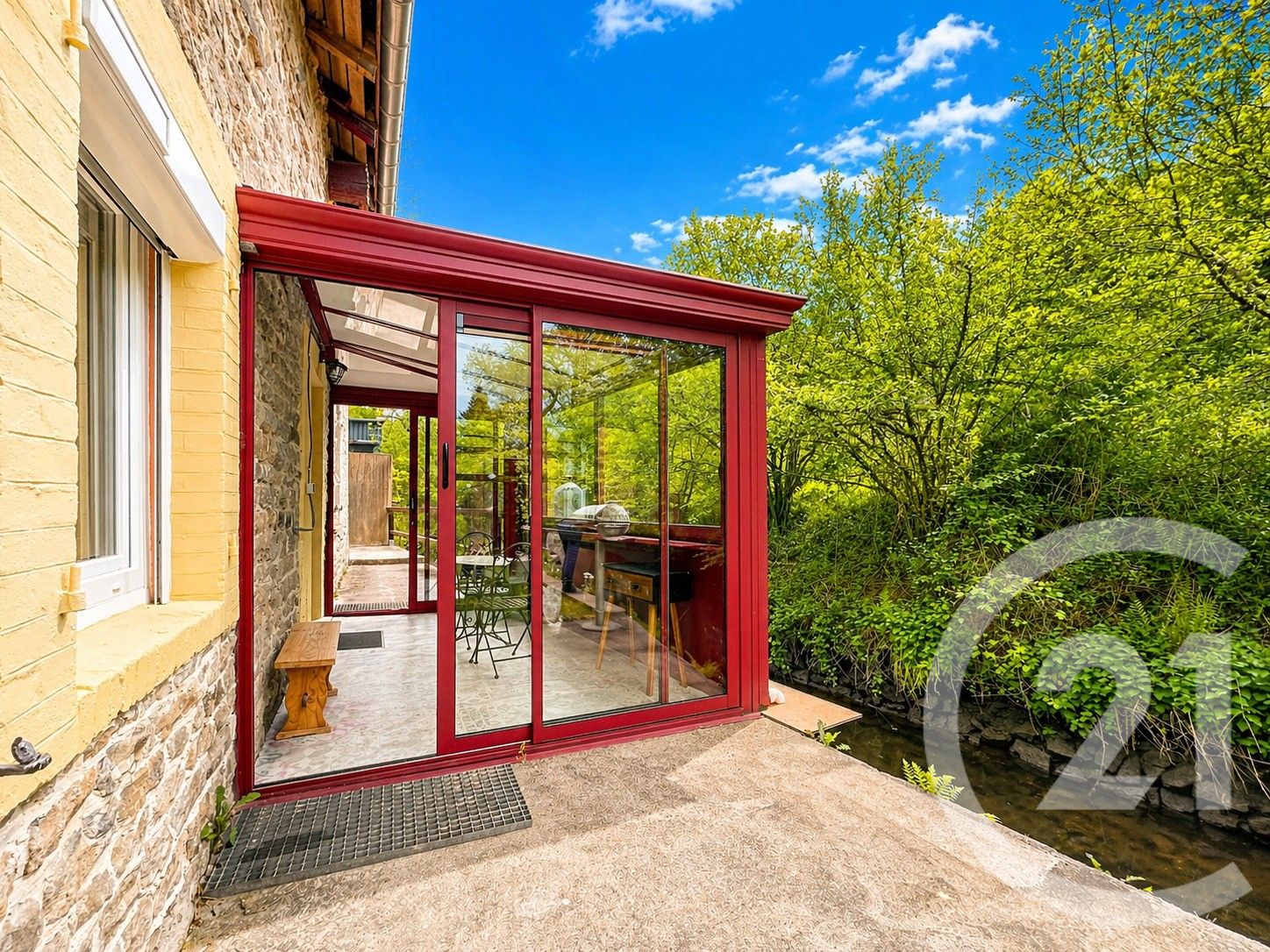 Découvrez une maison de caractère où le charme de l'anci....