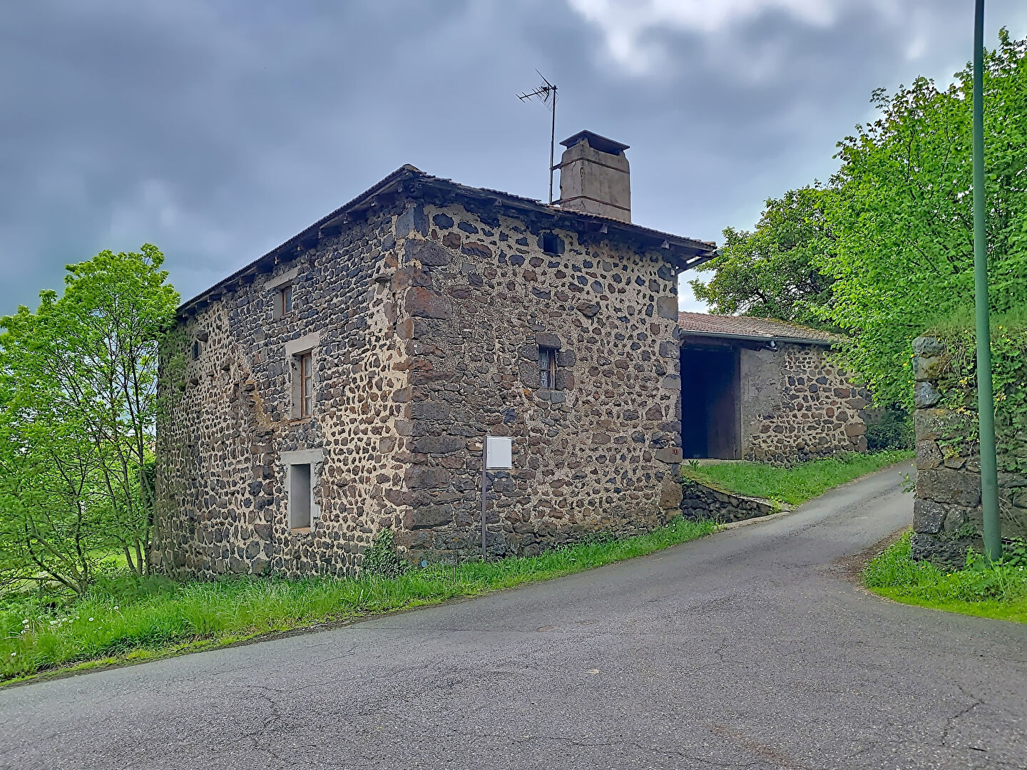 Corps de ferme a renover a sanssac l'église