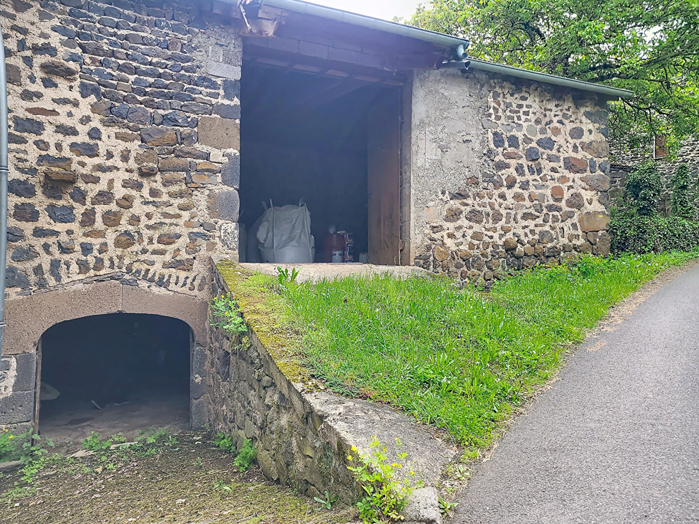 Corps de ferme a renover a sanssac l'église