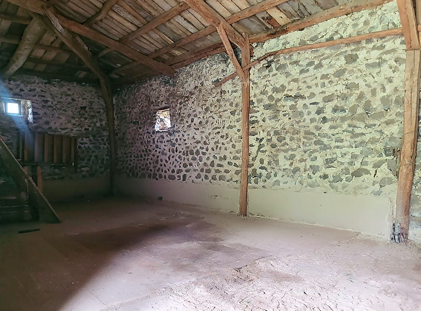 Corps de ferme a renover a sanssac l'église